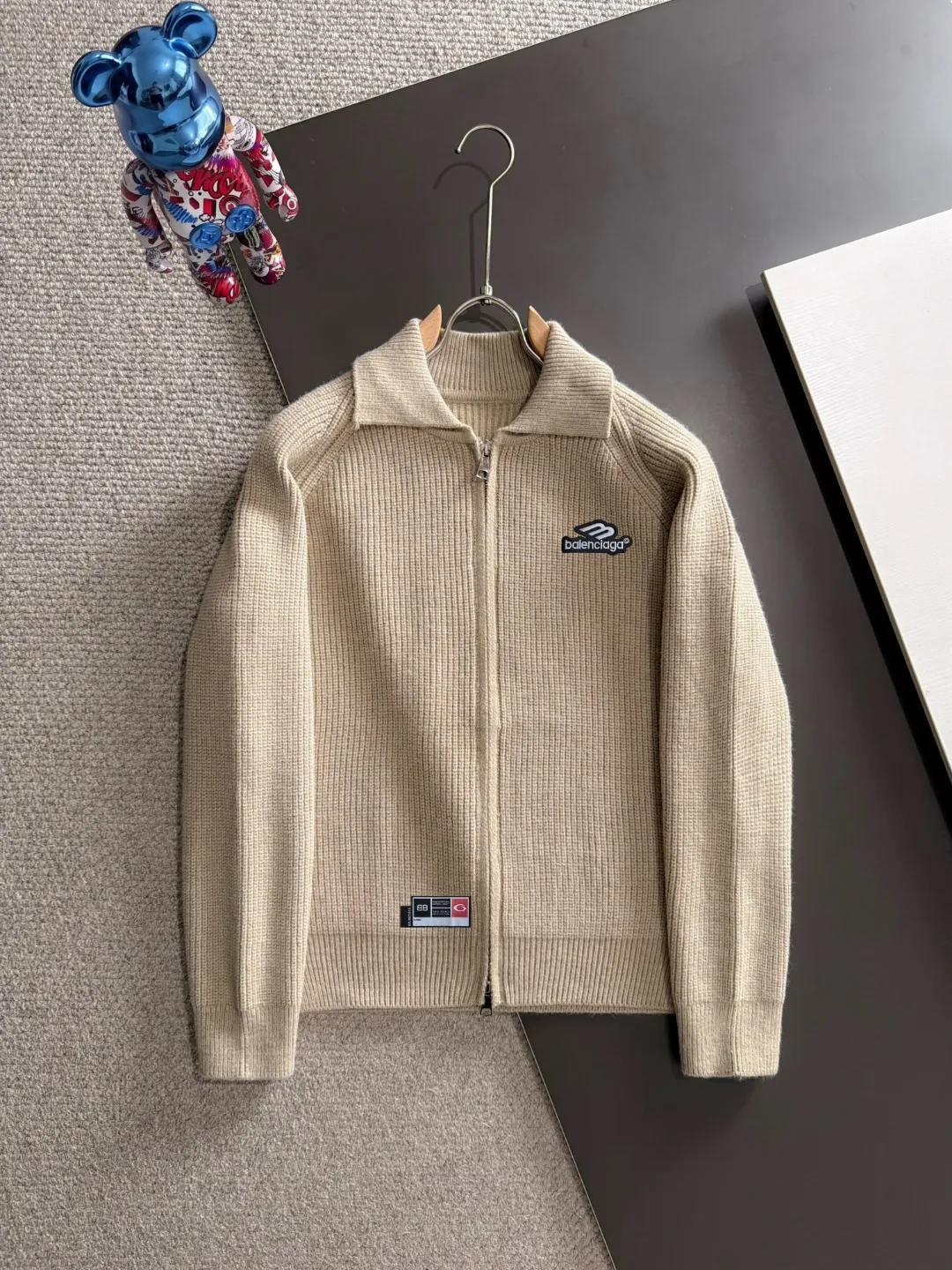 Next day shipment P225 Balenciaga 2026 Autumn and Winter latest sweater from official website, now on sale at counters simultaneously Hot Sale! Specially made of wool blended fabric. It feels comfortable and can be directly in contact with the skin. The logo badge is exquisitely embroidered, which is extremely eye-catching! The details highlight the fashionable charm of big brands. Exquisite workmanship. Three-dimensional cutting style. The wearing effect is invincible and handsome! All three standards are complete! Sizes:M-3XL